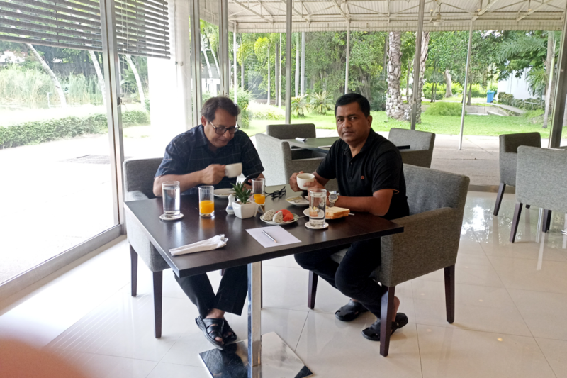 Research-discussions-over-a-cup-of-coffee-in-Thailand